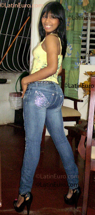 Date this good-looking Dominican Republic girl Indiana from Santo Dominigo DO900