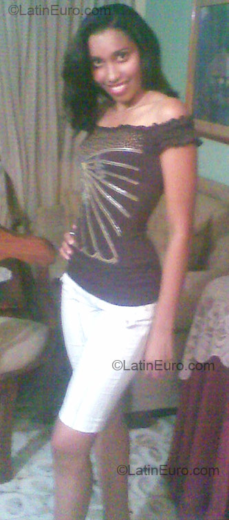 Date this foxy Colombia girl Yolanis from Cartagena CO856
