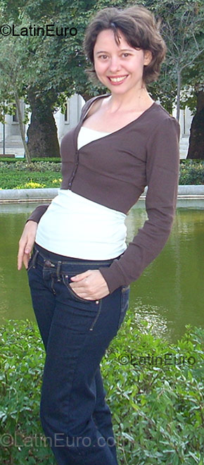 Date this happy Portugal girl Ainavide from Porto PT11