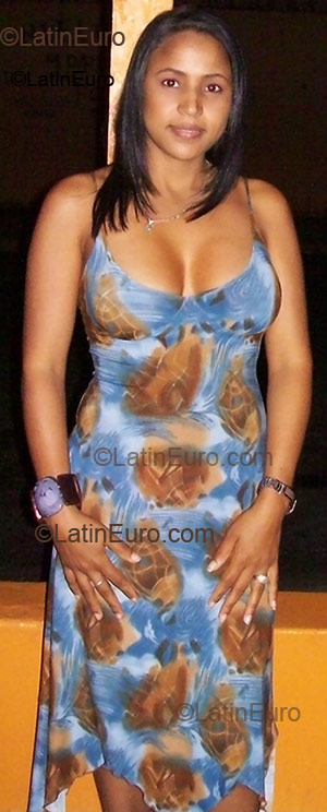 Date this lovely Dominican Republic girl Yomaris from Santo Domingo DO1333