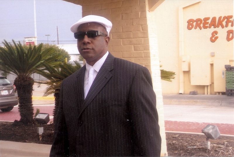 Date this cute United States man ENGINEKNOBIE from New York US4944