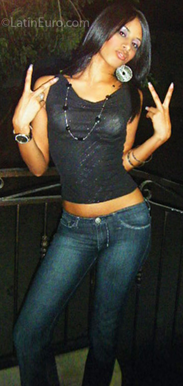 Date this pretty Dominican Republic girl Zuleyka from Santiago DO3353