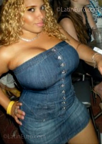 Date this georgeous Dominican Republic girl Esmeralda from Santo Domingo DO3362