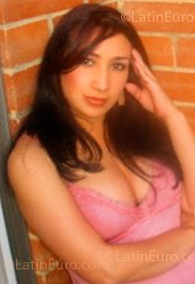 Date this charming Colombia girl Shirley from Bogota CO2977