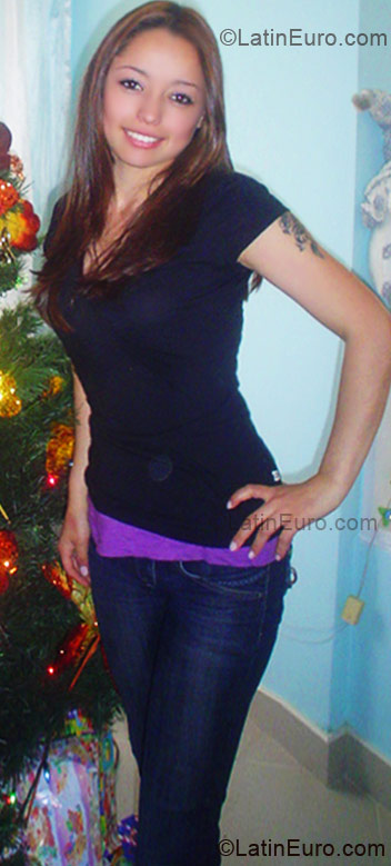 Date this hard body Colombia girl Linza from Bogota CO3887