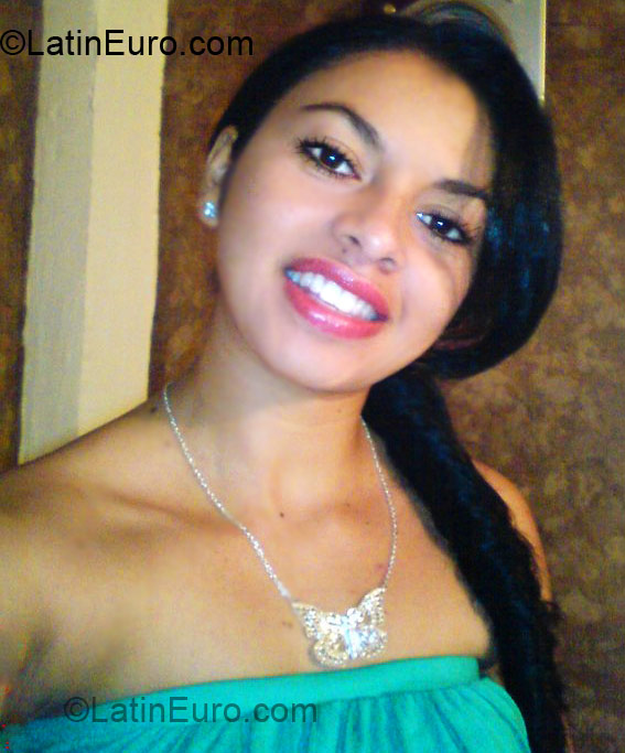 Date this sensual Colombia girl FERNANDA from Cali CO3901
