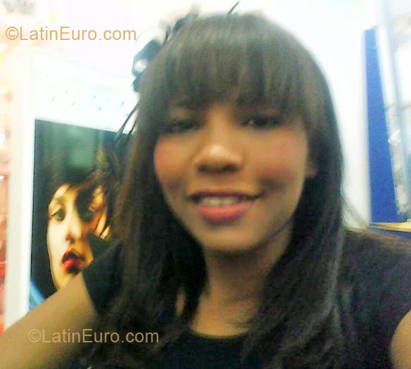 Date this pretty Dominican Republic girl Yudelka from Santo Domingo DO4271