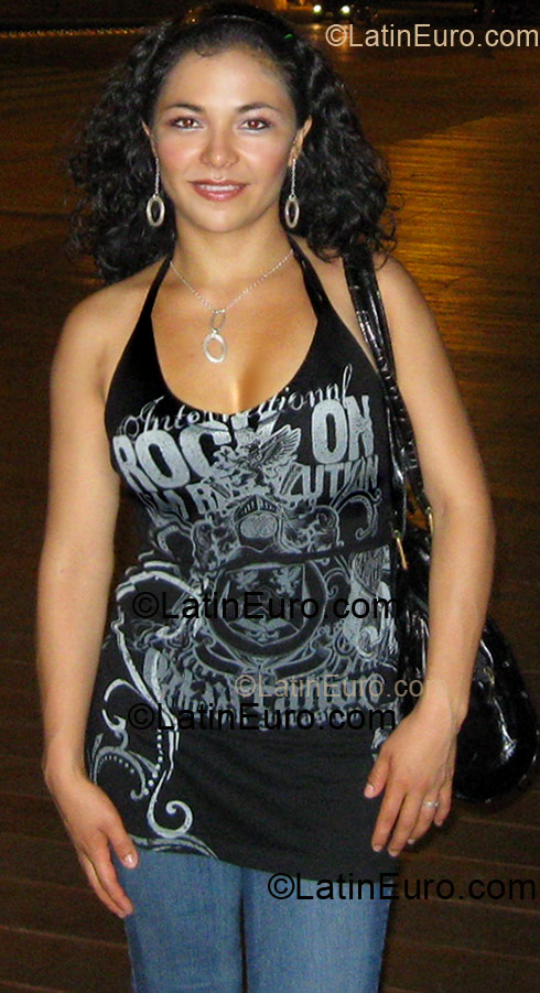 Date this voluptuous Colombia girl Veronica from Bogota CO4561