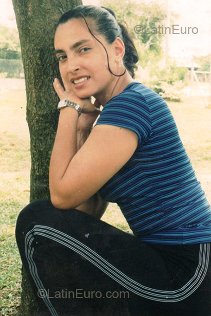 Date this gorgeous Colombia girl Luz Maria from Cali CO4710