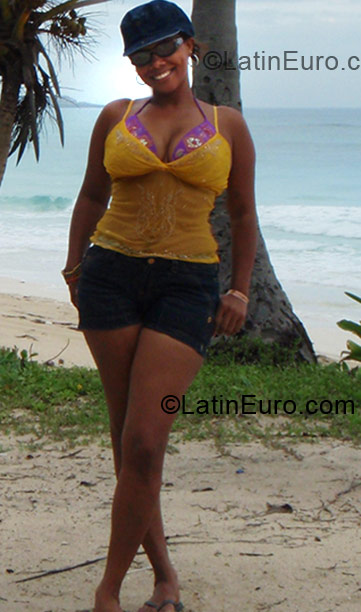 Date this sensual Dominican Republic girl Veronica from Bonao DO5771