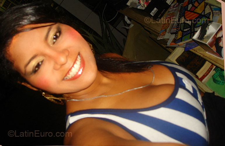 Date this nice looking Brazil girl Karoliny from Rio Branco BR5887