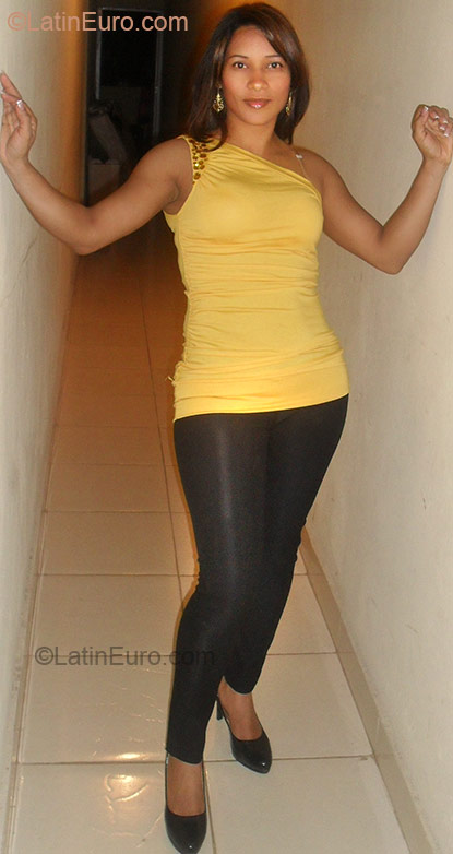 Date this hard body Dominican Republic girl Ivelisse from Santo Domingo DO5930