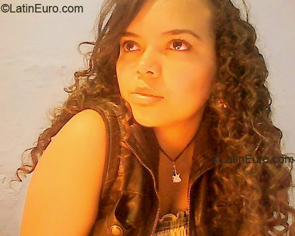 Date this charming Colombia girl Paola from Cali CO6007