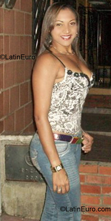 Date this sensual Colombia girl Paola from Cali CO6232