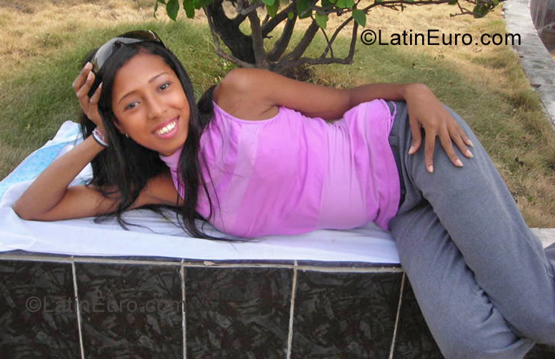 Date this nice looking Dominican Republic girl Ana from Barahona DO6961