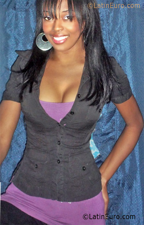 Date this hot Dominican Republic girl Elizabeth from Santo Domingo DO8355