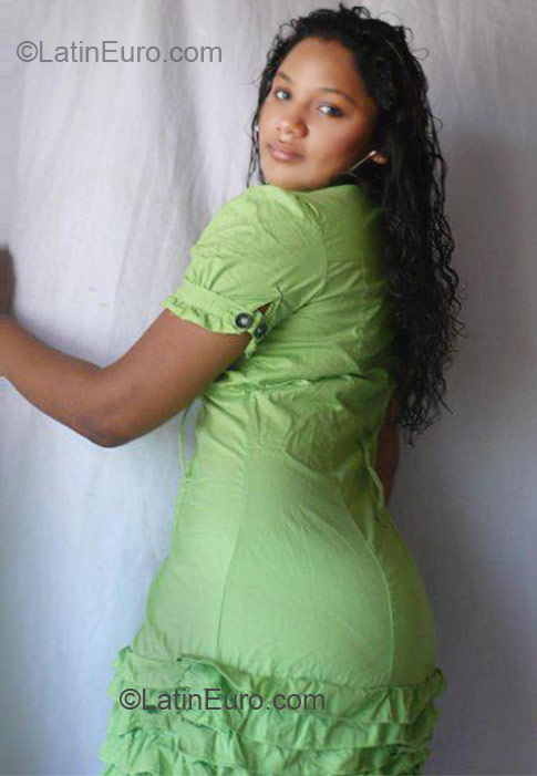 Date this charming Colombia girl Yolaine from Cartagena CO7724
