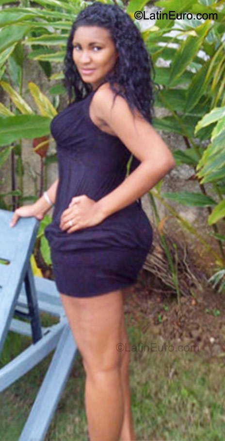 Date this nice looking Dominican Republic girl Genesis from Santo Domingo DO9425