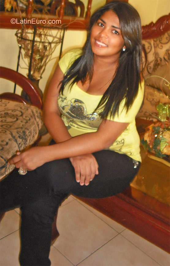 Date this sensual Dominican Republic girl Yinnette from La Vega DO9524