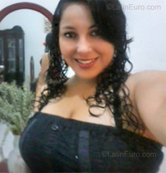 Date this attractive Colombia girl Nathalie from Bogota CO8353