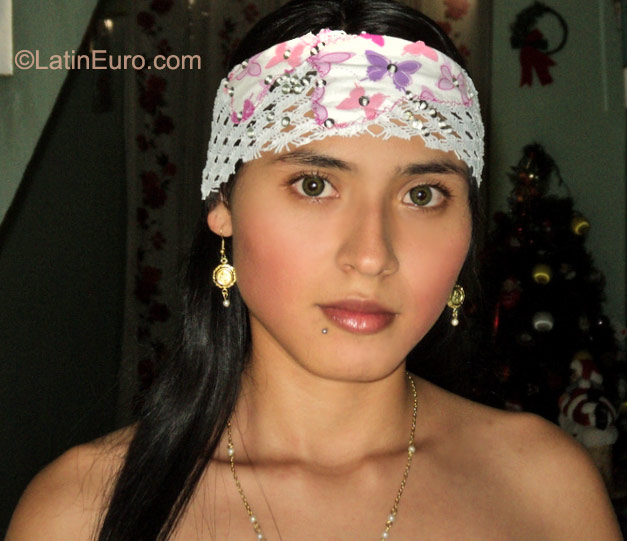 Date this nice looking Colombia girl Amparito from Pereira CO8402