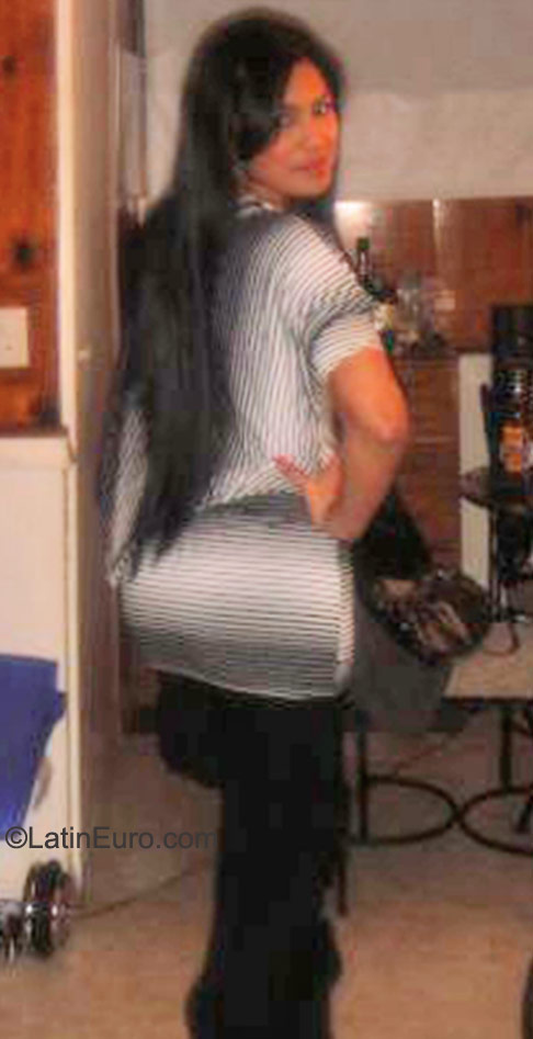 Date this young Colombia girl Carolina from Bogota CO8452