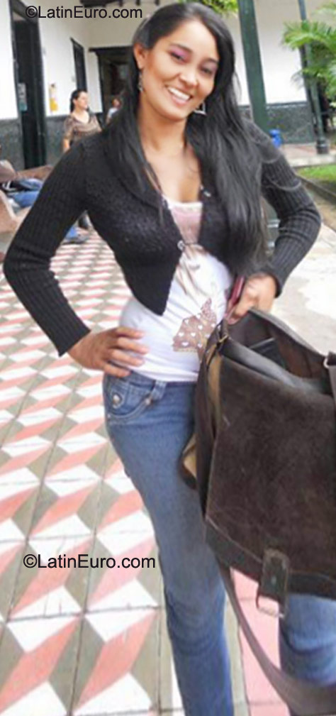 Date this foxy Colombia girl Yesiica from Cali CO8481