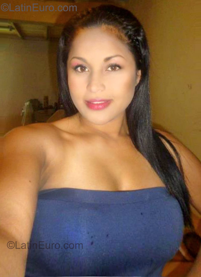 Date this good-looking Colombia girl Luna from Bogota CO8527