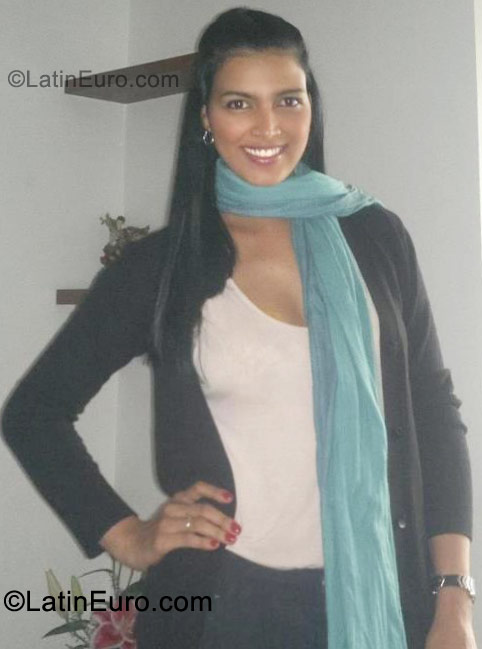 Date this attractive Colombia girl Lina from Cali CO8697