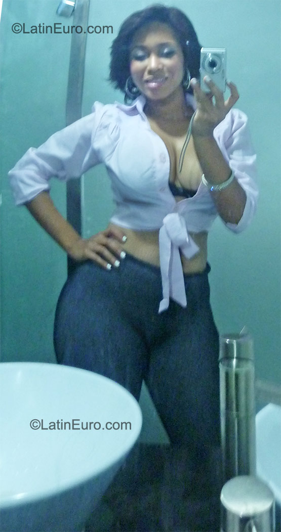 Date this exotic Dominican Republic girl Yuclenis from Santo Domingo DO9933