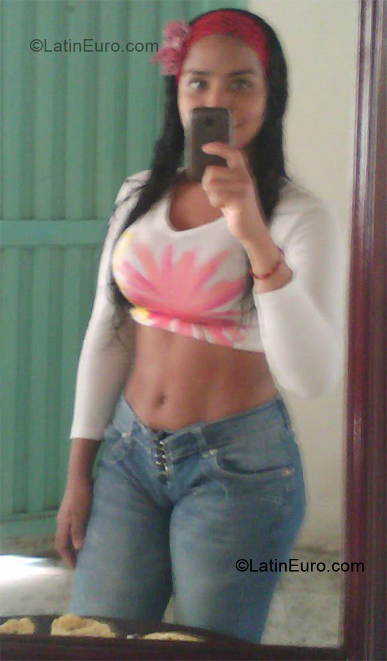 Date this sensual Colombia girl Yera from Cali CO8825