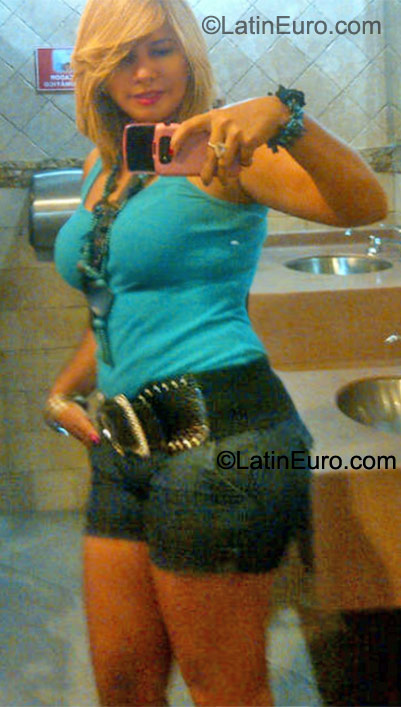 Date this nice looking Honduras girl Yesenia from San Pedro Sula HN548