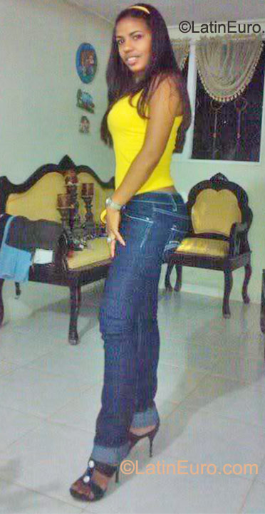 Date this nice looking Dominican Republic girl Yoselin from Santiago DO25334