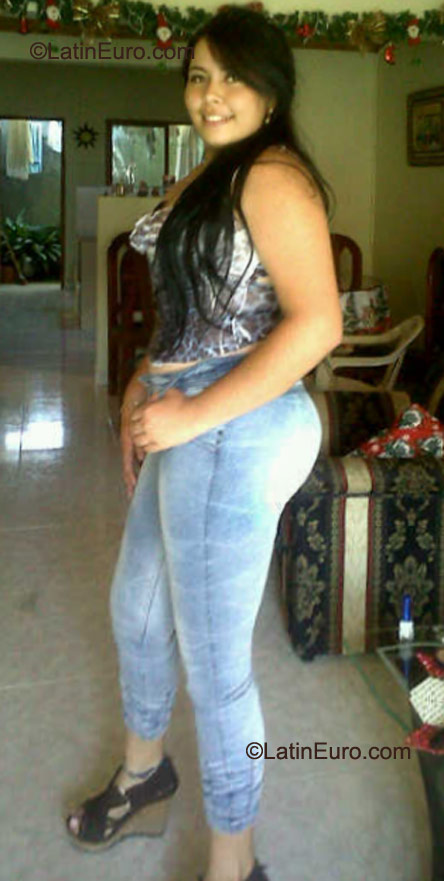 Date this happy Colombia girl Yohanita92 from Medellin CO9349