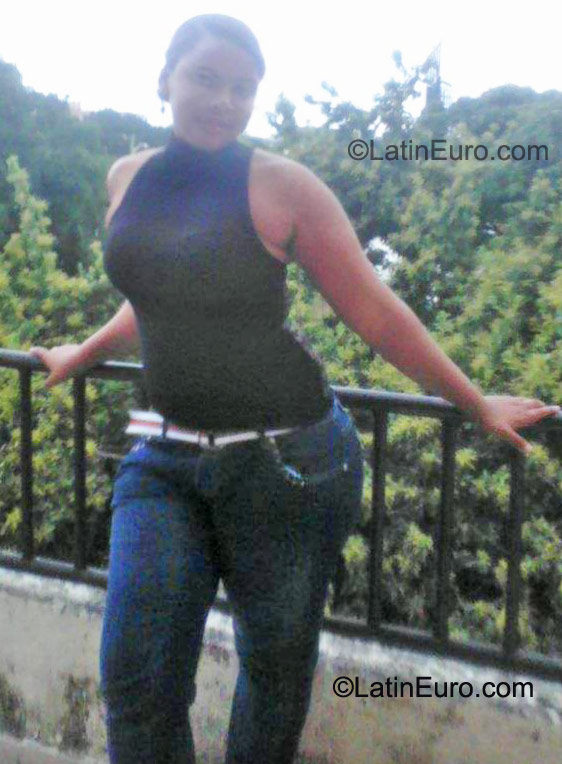 Date this voluptuous Dominican Republic girl Heny from Santo Domingo DO10385