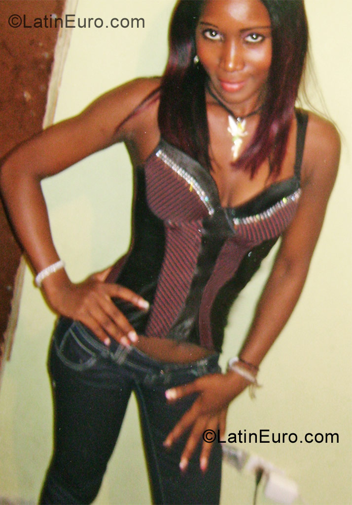 Date this hot Dominican Republic girl Silvia from Santo Domingo DO10562