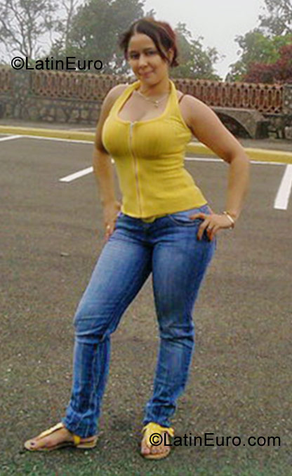 Date this delightful Dominican Republic girl Yuderkis from Santiago DO10581