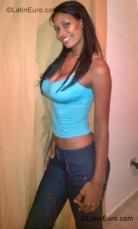 Date this foxy Dominican Republic girl Carolina from Santo Domingo DO10594