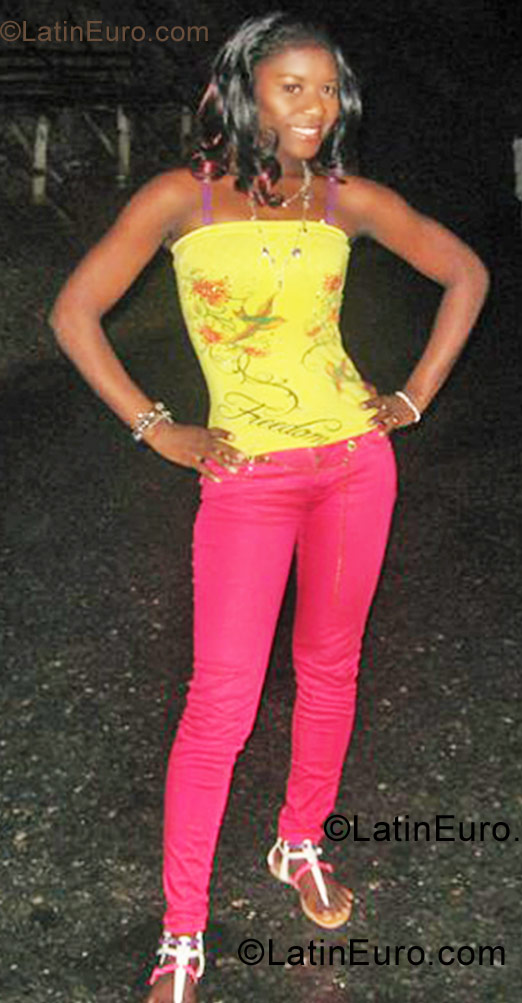 Date this nice looking Jamaica girl Petal from Kingston JM473