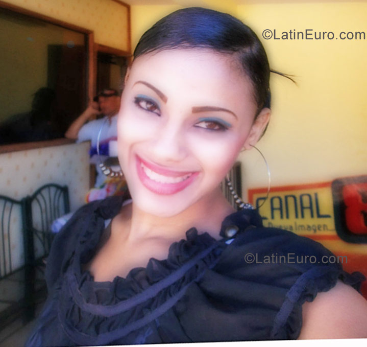 Date this gorgeous Dominican Republic girl Nay from Santiago DO10655
