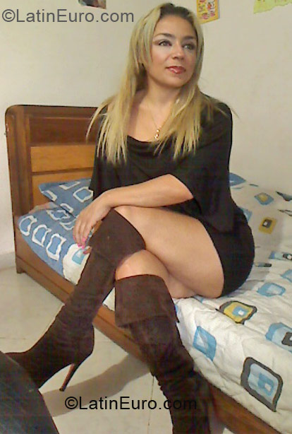 Date this nice looking Colombia girl Esther from Medellin CO9770