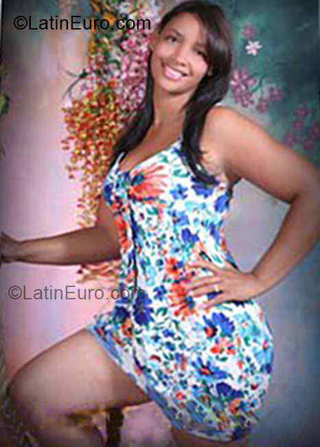 Date this attractive Dominican Republic girl Karen from La Vega DO10694