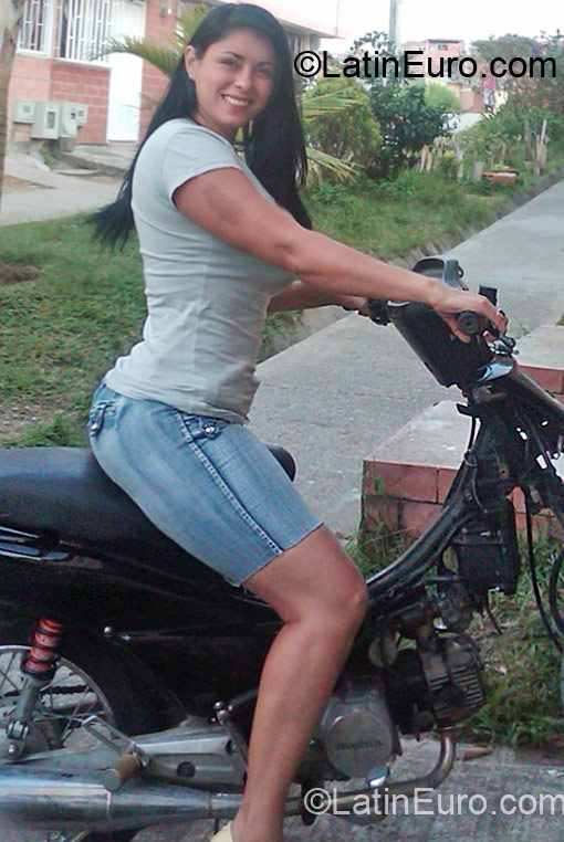 Date this athletic Colombia girl Mia from Pereira CO9903