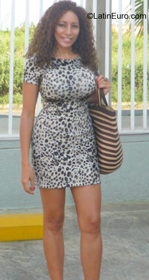 Date this attractive Colombia girl Cecilia from Bogota CO9914