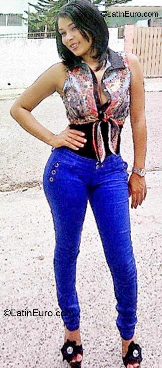 Date this exotic Dominican Republic girl Yelieny from Santo Domingo DO11574