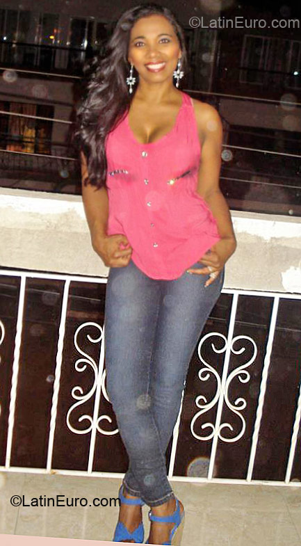 Date this hard body Colombia girl Cecilia from Cali CO10135