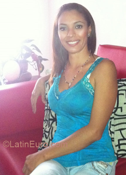 Date this nice looking Colombia girl DIANITA2023 from Cali CO10209