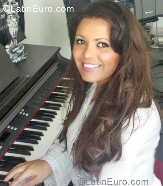 Date this nice looking Brazil girl MEM from Curitiba BR6678