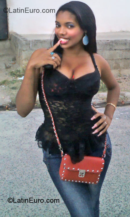 Date this georgeous Dominican Republic girl Luisa from Santo Domingo DO11171