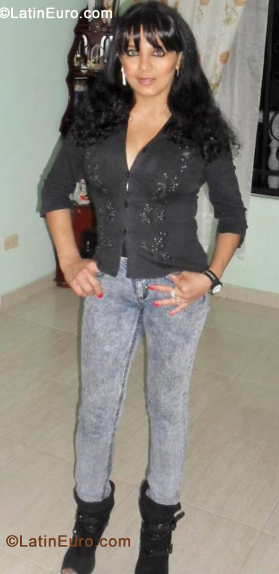 Date this lovely Colombia girl Andrea from Cali CO11435